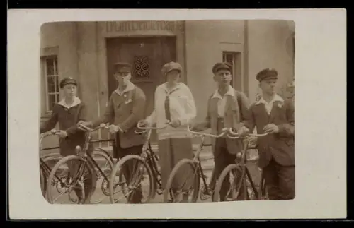 Foto-AK Gruppenaufnahme junge Männer und Frau mit ihren Fahrrädern