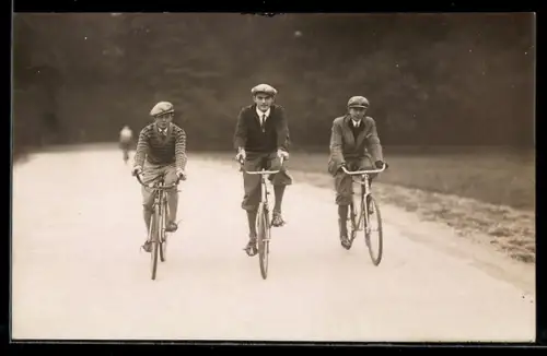 AK Drei junge Männer auf Fahrt mit Fahrrad