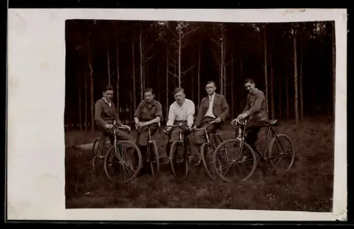Foto-AK Fünf junge Männer mit Fahrrad bei Ausflug in Waldgebiet