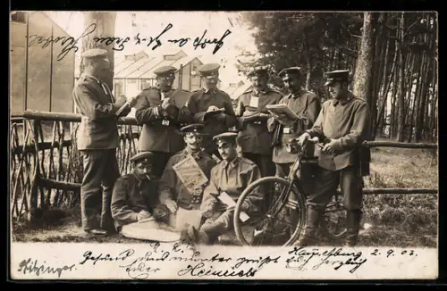 AK Gruppenaufnahme Soldaten und Gefreite in Uniform, Soldat mit Fahrrad