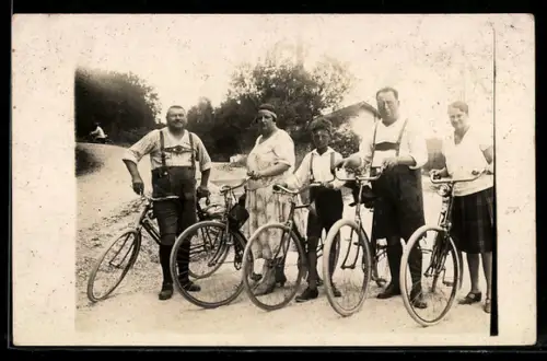 Foto-AK Gruppenaufnahme Frauen und Männer mit Fahrrad, 1928