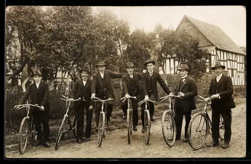 AK Gruppe von jungen Männern in Anzügen bei Fahrrad-Ausflug