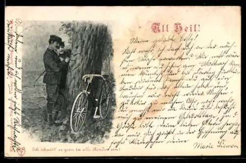 AK Paar mit Fahrrad schnitzt ein Herz in einen Baum