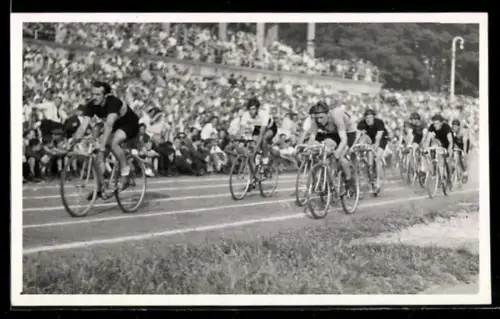 Foto-AK Radsportler bei einem Radrennen von zahlreichen Zuschauern