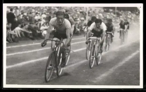 Foto-AK Radsportler bei einem Radrennen von zahlreichen Zuschauern