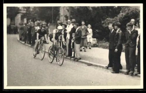 Foto-AK Fahrradrennen auf einer Chaussee, Zuschauer am Strassenrand, Radsport