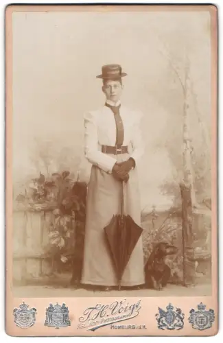 Fotografie T.H. Voigt, Homburg v.d. Höhe, Prinzessin Viktoria von Preussen und zu Schaumburg-Lippe mit Dackel, Hund