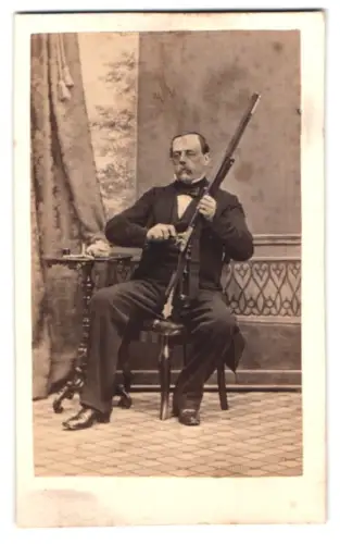 Fotografie C. J. Malmberg, Stockholm, Drottninggatan 42, Porträt Graf Claes Magnus Lewenhaupt, kgl. Hofjäger, mit Gewehr