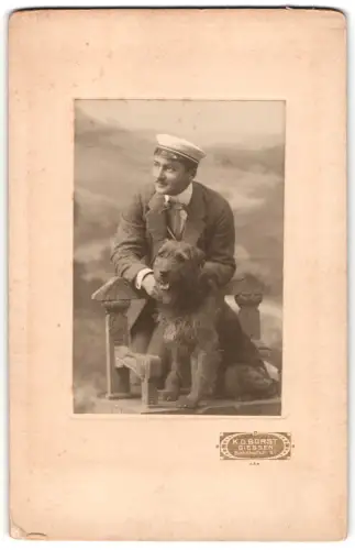 Fotografie K.D. Borst, Giessen, Bahnhofstrasse 61, Student mit Tellermütze und Coleur mit seinem Hund