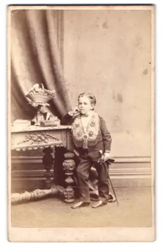 Fotografie W. H. Moore, Bristol, Merchant St, Kleinwüchsiger Freimaurer mit Spazierstock