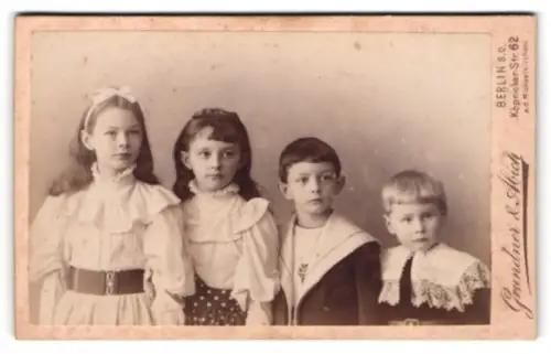 Fotografie Grundner & Abich, Berlin, Köpenicker Strasse 62, Vier Kinder aufgereiht wie Orgelpfeifen