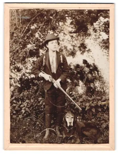 Fotografie unbekannter Fotograf und Ort, Junge als Jäger mit Jagdhund