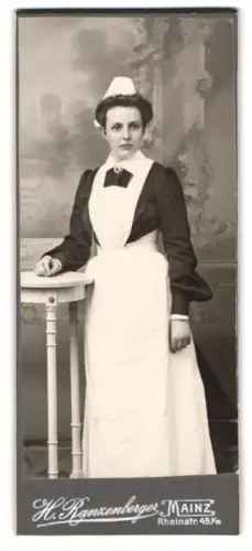 Fotografie H. Ranzenberger, Mainz, Rheinstrasse 45, Milly als Rot-Kreuz Krankenschwester 1906