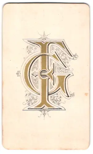 Fotografie Gösta Florman, Stockholm, Regeringsgatan 28A, Monogramm des Fotografen mit filigraner Verzierung