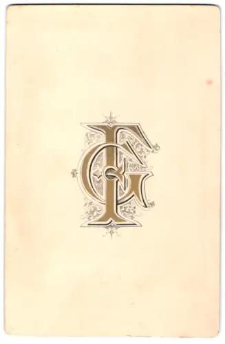 Fotografie Gösta Florman, Stockholm, Regeringsgatan 28A, Monogramm des Fotografen mit goldener Verzierung und Ranken