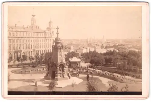Fotografie unbekannter Fotograf, Ansicht Moskau, Lubjanka Platz mit Denkmal