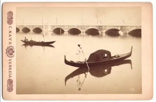 Fotografie Carlo Naya, Venedig, Piazza S. Marco 75, Ansicht Venedig, Gondeln auf ruhigem Wasser
