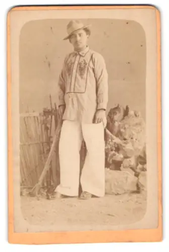 Fotografie unbekannter Fotograf und Ort, Porträt eines Südamerikaners im Atelier