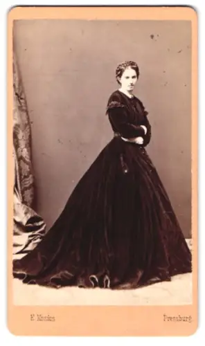 Fotografie E. Kozics, Pressburg, Promenade 2, Porträt Gräfin Keglevich-Esterhazy in prachtvollem Kleid