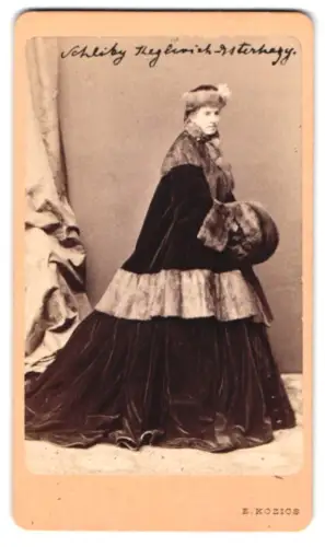 Fotografie E. Kozics, Pressburg, Promenade No. 2, Porträt Gräfin Keglevich-Esterhazy in Winterkleidung mit Muff