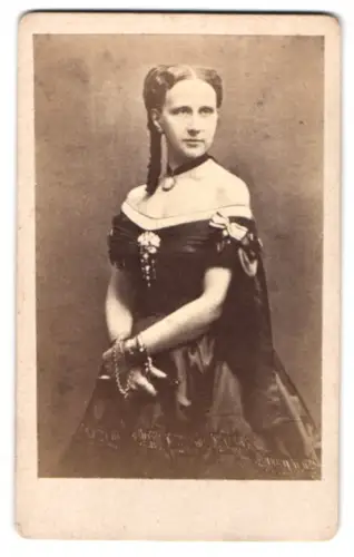 Fotografie unbekannter Fotograf und Ort, Luise, Grossherzogin von Baden, in elegantem Kleid