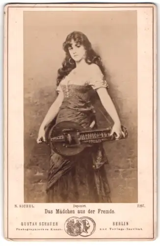 Fotografie Gustav Schauer, Berlin, Elegante Frau mit Drehleier nach einem Gemälde von N. Sichel