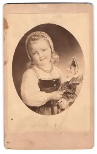 Fotografie unbekannter Fotograf und Ort, Mädchen mit Kasperle-Puppe, nach einem Gemälde