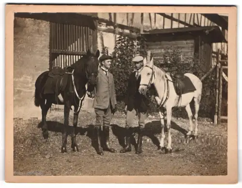 Fotografie Gustav Mook, Giessen, Zwei Männer mit Pferden vor einem Haus