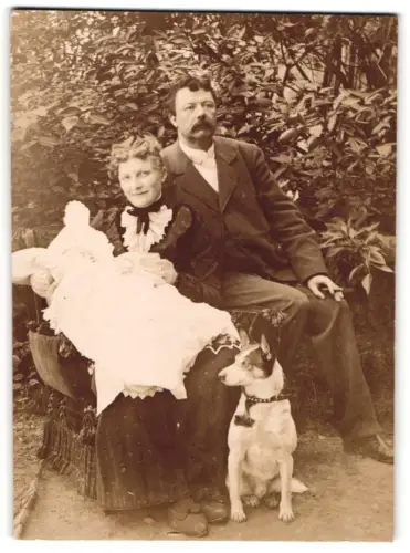 Fotografie unbekannter Fotograf und Ort, Paar mit Säugling und Hund im Garten