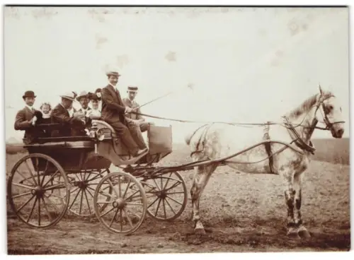 Fotografie unbekannter Fotograf und Ort, Gruppe auf Pferdekutsche