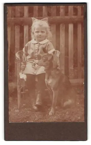 Fotografie unbekannter Fotograf und Ort, Mädchen mit Hund vor Holzzaun