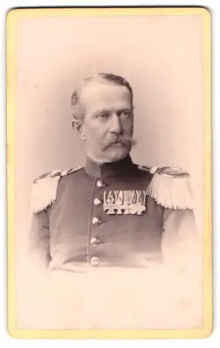 Fotografie unbekannter Fotograf und Ort, Porträt eines Soldaten in Uniform mit Orden und Epauletten