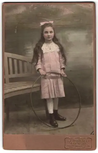 Fotografie J. Popjel, Wien, Währingerstrasse 96, Mädchen mit langem Haar und Reifen