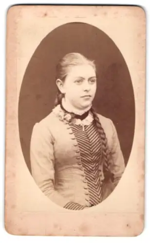 Fotografie Hermann Reinbrecht, Coppenbrügge, Junge Frau mit geflochtenem Haar