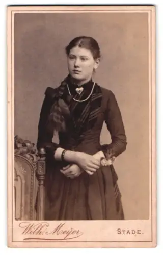 Fotografie Wilh. Meyer, Stade, Schifferthor. Vorstadt, Mädchen mit geflochtenem Zopf im dunklen Kleid