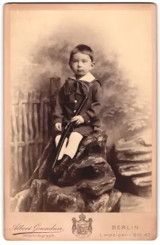 Fotografie Albert Grundner, Berlin, Leipziger Str. 47, Porträt eines Jungen mit Spielzeug-Gewehr