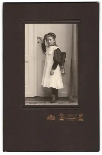 Fotografie A. Ortloff, Ansbach, Mädchen mit Schultasche an einer Tür