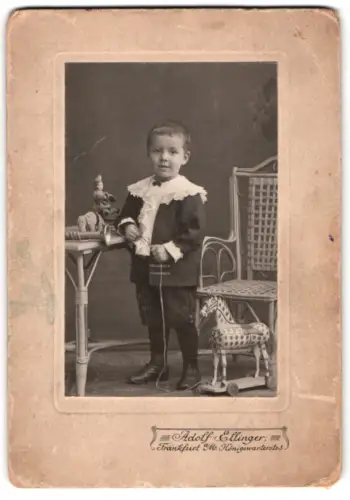 Fotografie Adolf Ellinger, Frankfurt am Main, Königswarterstrasse 5, Porträt eines Jungen mit Spielzeugpferd und Puppe