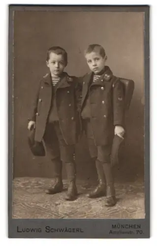 Fotografie Ludwig Schwägerl, München, Amalienstr. 70, Karle und Thorle Kollmann in Matrosenanzügen mit Schultaschen 1908
