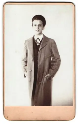 Fotografie unbekannter Fotograf und Ort, Student mit Couleur und Mütze im Mantel