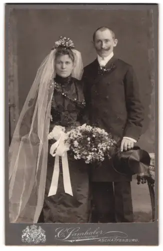 Fotografie C. Samhaber, Aschaffenburg, Hochzeitspaar mit Blumenstrauss im Atelier