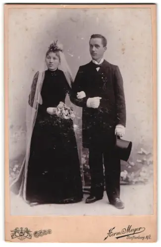 Fotografie Herm. Meyer, Senftenberg /N. L., Junges Hochzeitspaar mit Blumenstrauss