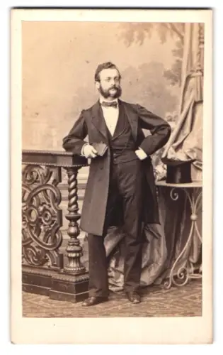 Fotografie Photographische Gesellschaft, Berlin, Am Dönhofsplatz, Herr im Anzug mit Zylinder