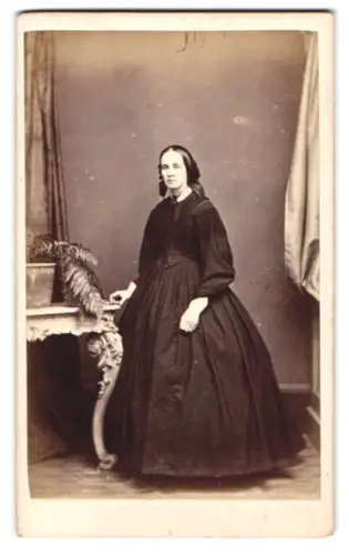 Fotografie J. Foote, Bath, Broad Street 8, Dame in elegantem Kleid
