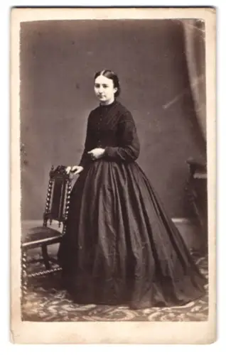 Fotografie J. Foote, Bath, Broad Street 8, Elegante Dame im dunklen Kleid