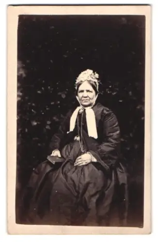 Fotografie R. Wilkinson, Trowbridge, Church Street, Sitzende ältere Dame in dunklem Gewand