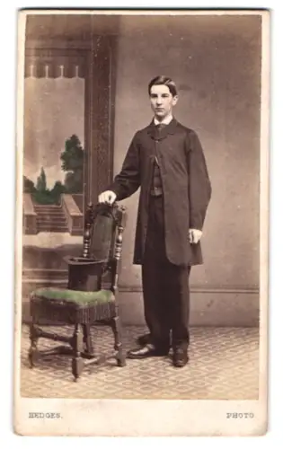 Fotografie R. Hedges, Camden Town, High Street 215, Eleganter junger Mann mit Zylinder, handkoloriert