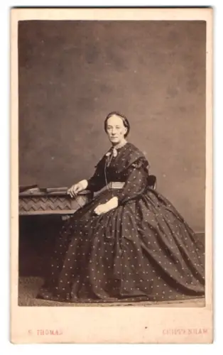 Fotografie E. Thomas, Chippenham, The Causeway, Dame in voluminösem Kleid