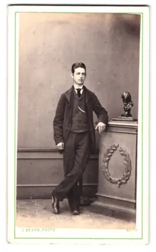 Fotografie J. Beard, Bath, Old Bond Street 8, Eleganter junger Mann mit Büste