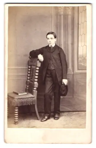 Fotografie Drewett, Guildford, High Street 47, Porträt eines Jungen im Atelier